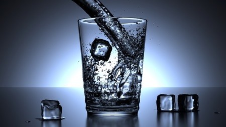 ein glas kaltes wasser kann ein echt gesunder und natuerlicher energiebooster sein